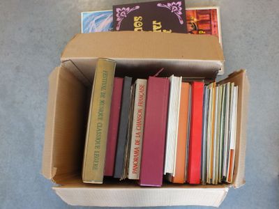 une boîte pleine de livres posée sur le sol