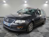 La Volkswagen Passat est garée dans une grande pièce au sol carrelé.