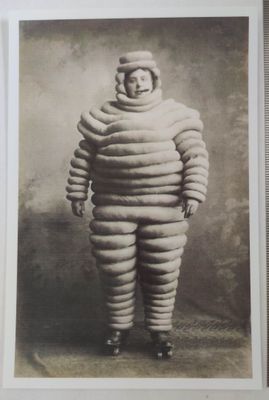 une vieille photo d'un homme déguisé en gros bonhomme