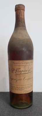 une bouteille d'alcool posée sur une table près d'un mur