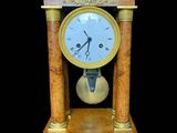 une petite horloge posée sur une table