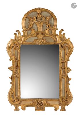 un miroir accroché au mur de la pièce