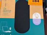 une boîte avec un téléphone à l'intérieur sur une table