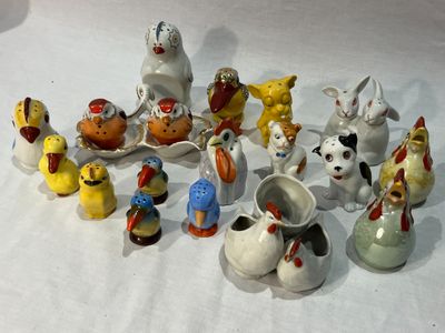 un grand nombre de petites figurines qui se trouvent sur une table