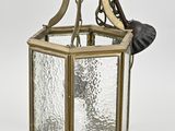 une lanterne ancienne en laiton, dotée d'un couvercle en verre et d'une poignée en métal