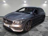 la mercedes cla est garée sur un sol en damier