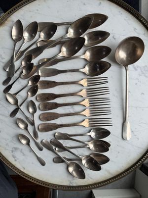 a lot of spoons and spoon spoons on a plate