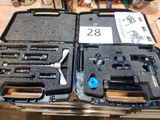 une mallette contenant quelques outils, posée sur une table