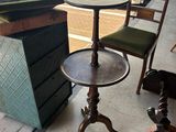 une petite table et deux chaises dans un coin de la pièce