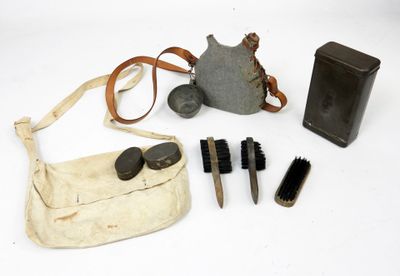 un sac, une brosse et d'autres objets qui se trouvent sur la table