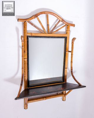 un miroir posé sur une étagère, avec une étagère en dessous