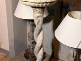 une table sur laquelle se trouvent une lampe et un abat-jour