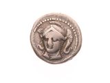 une vieille pièce d'argent avec un visage de femme dessus