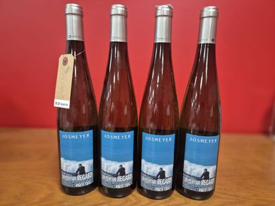 trois bouteilles de vin posées sur une table en bois