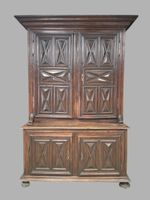 Buffet double corps en bois mouluré et sculpté à décor de po…