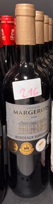plusieurs bouteilles de vin sont alignées sur une étagère dans un magasin