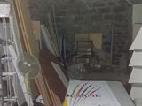 une photo d'une pièce remplie d'objets