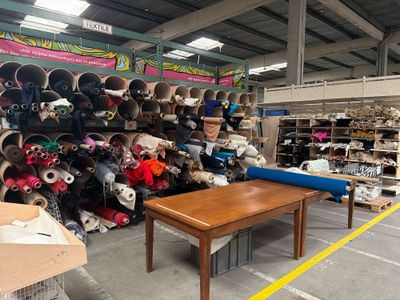 une grande pièce où les étagères regorgent d'objets variés