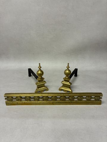Paire de chenets et barre de cheminée en bronze doré