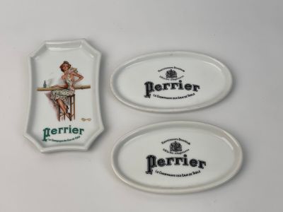 trois plateaux en porcelaine sur lesquels est représentée une femme assise sur une table