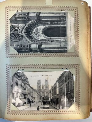 un vieux livre contenant deux illustrations représentant une rue et un bâtiment