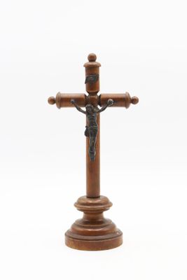 crucifix en bois représentant Jésus sur la croix, sur fond blanc