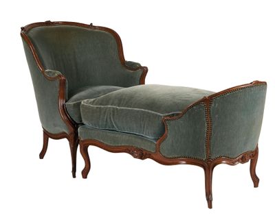 une chaise longue rembourrée avec un coussin en velours vert