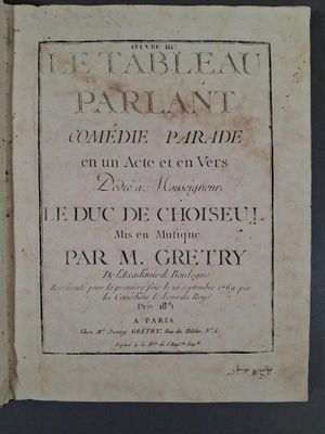 un vieux livre écrit posé sur une table