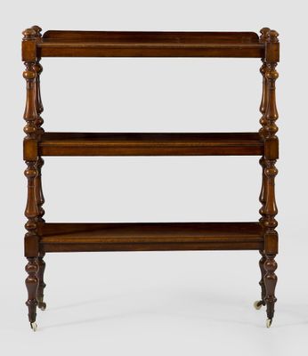 une vieille étagère en bois comportant trois tablettes de chaque côté