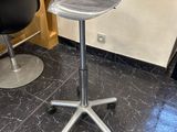 une image représentant une table et une chaise dans un salon