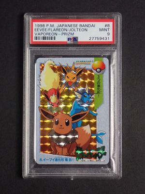 un gros plan d'une carte à collectionner Pokémon posée sur une surface noire