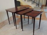 deux tables placées l'une à côté de l'autre sur le sol