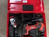 une image représentant une boîte à outils rouge contenant des outils