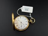 une photo d'une montre de poche posée sur une table, avec une étiquette de prix accrochée dessus