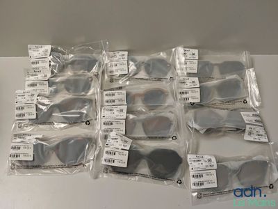 les nombreuses paires de lunettes de soleil posées sur la table
