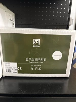 une boîte posée sur une étagère dans un magasin