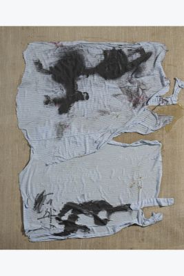 une photo d'un morceau de papier qui a été arraché