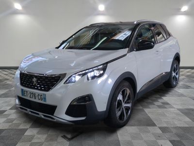 le suv blanc est garé dans le garage sur un sol en damier