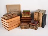 plusieurs livres empilés sur une surface blanche