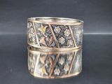 deux bracelets manchette en argent et en or ornés de fleurs