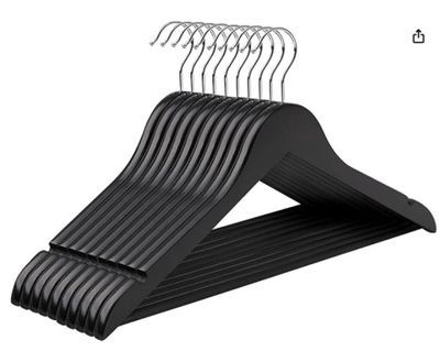 un gros plan sur un cintre noir pour costume sur fond blanc