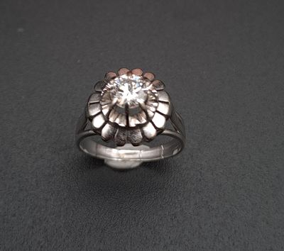 Bague solitaire or gris 18K (750‰) ornée d'un diamant serti …