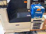 une imprimante posée sur une pile de boîtes
