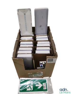 une boîte en carton contenant tout un tas d'appareils électroniques