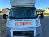 un camion garé sur le côté de la route