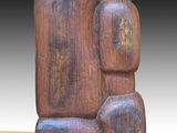 une sculpture en bois représentant un homme et une femme assis sur un banc