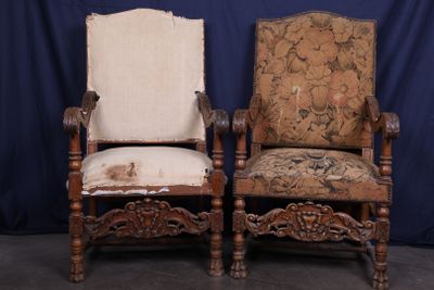 une paire de chaises en bois sculpté avec assise rembourrée, rembourrée, rembourrée, rembourrée, rembourrée, rembourrée, rembourrée, rembourrée, rembourrée, rembourrée