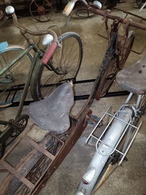 many old bicycles that are sitting in a garage