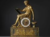 une image représentant une statue en or d'une femme assise au sommet d'une horloge