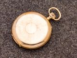 une montre de poche en or munie d'une chaîne